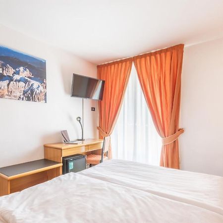 Hotel Alpina 마돈나 디 캄필리오 외부 사진