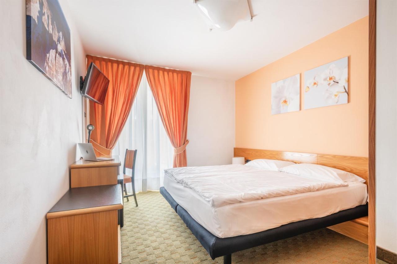 Hotel Alpina 마돈나 디 캄필리오 외부 사진