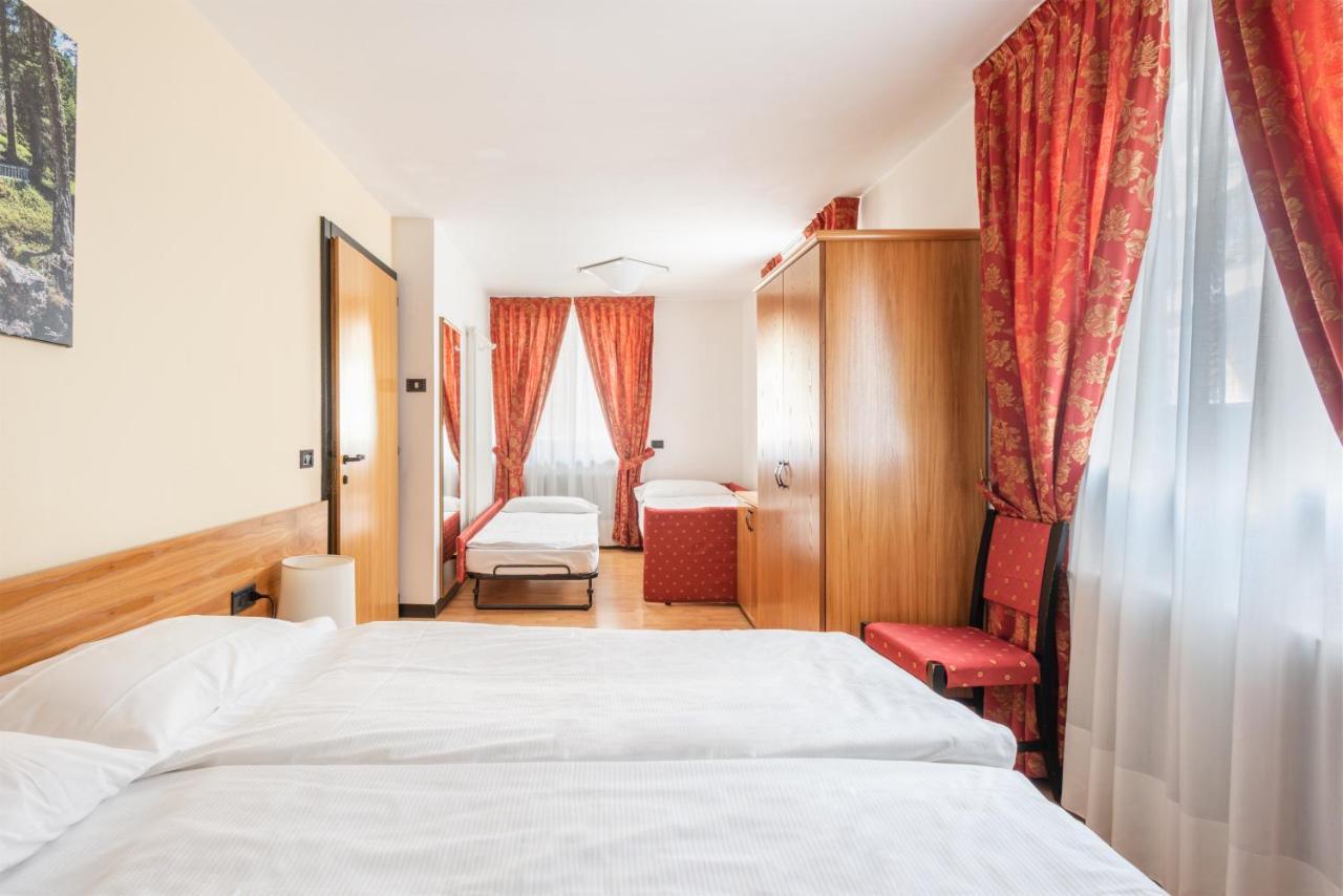 Hotel Alpina 마돈나 디 캄필리오 외부 사진