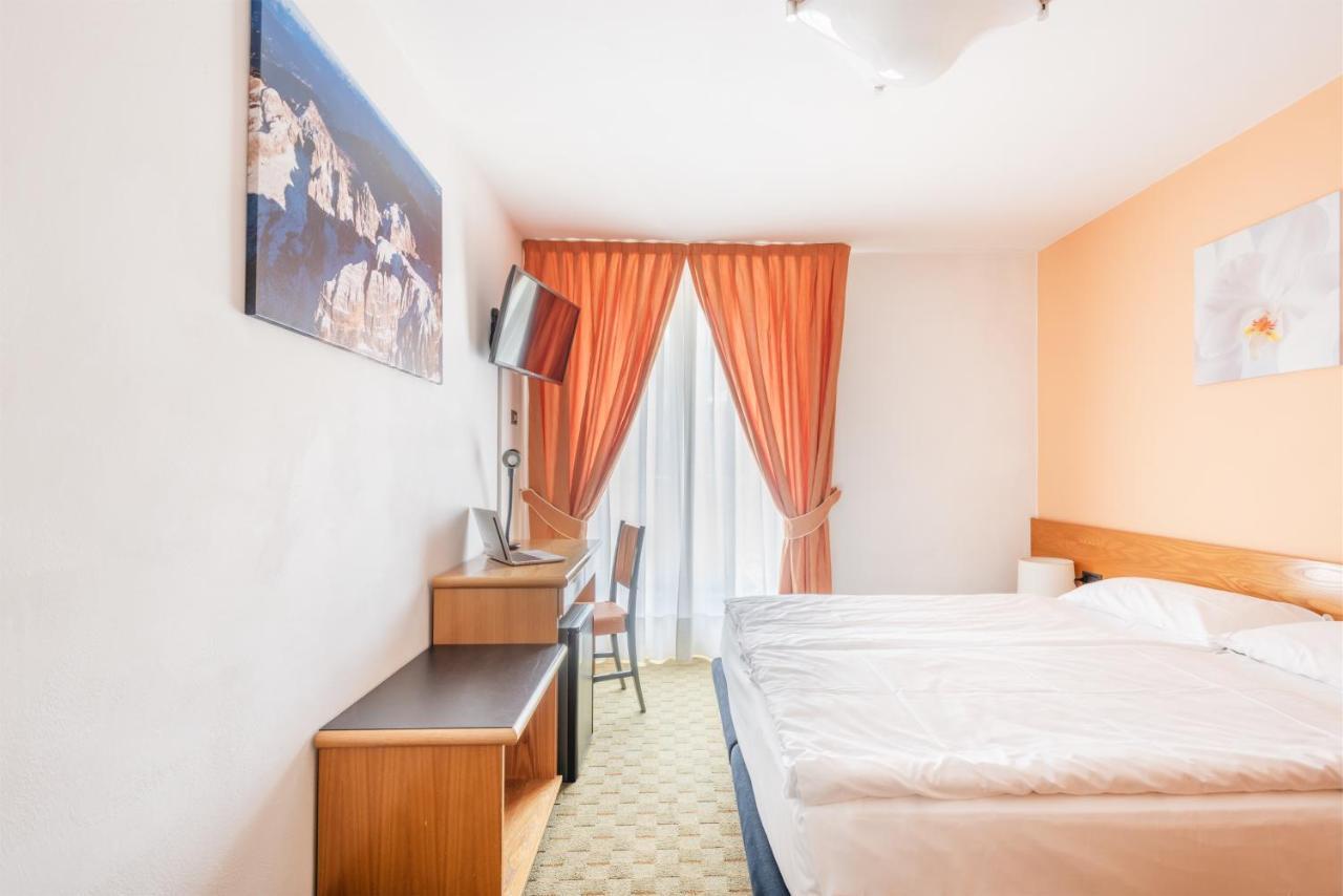 Hotel Alpina 마돈나 디 캄필리오 외부 사진