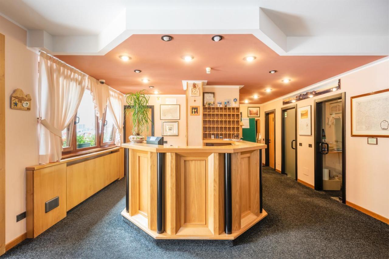 Hotel Alpina 마돈나 디 캄필리오 외부 사진